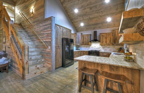 Blairsville Kabine | Holly Berry Hill - Walk to Lake Nottely, Unwind in the Hot Tub & Enjoy S'mores Under the Stars