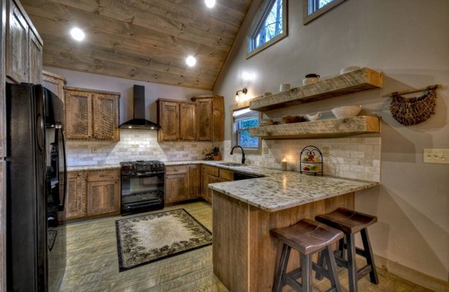 Blairsville Kabine | Holly Berry Hill - Walk to Lake Nottely, Unwind in the Hot Tub & Enjoy S'mores Under the Stars