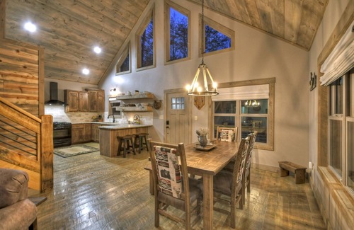 Blairsville Kabine | Holly Berry Hill - Walk to Lake Nottely, Unwind in the Hot Tub & Enjoy S'mores Under the Stars