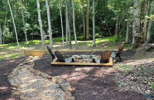Blairsville Kabine | Holly Berry Hill - Walk to Lake Nottely, Unwind in the Hot Tub & Enjoy S'mores Under the Stars