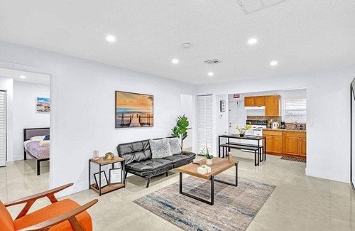 Little Ranches Haus | Hollywood 2 Bdrm New Furnished Beach Vacation LB2