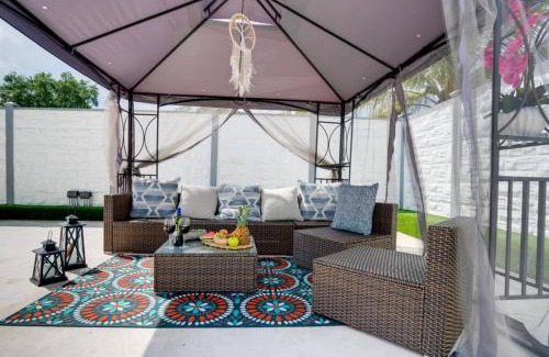 Boulevard Heights Haus | Hollywood Home w Pool Jacuzzi BBQ and Pool Table