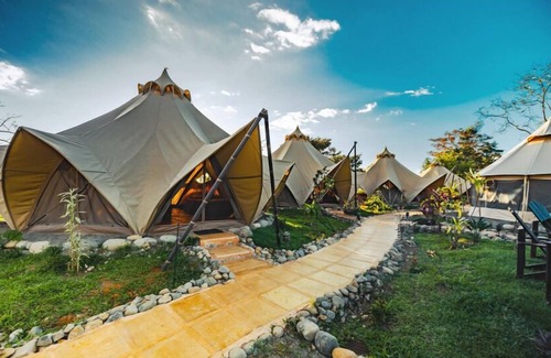 Dominical Wohnmobilvermietung | Holos Retreat Center: The Entire Ridge Basecamp