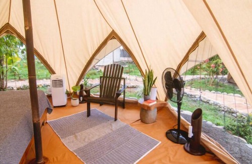 Dominical Wohnmobilvermietung | Holos Retreat Center: The Entire Ridge Basecamp