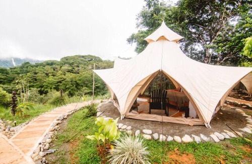Dominical Wohnmobilvermietung | Holos Retreat Center: The Entire Ridge Basecamp