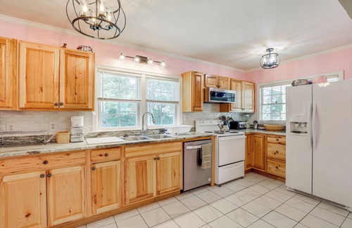 Conway Haus | Home 1 Mi to Dtwn Conway: Great for Beach Days!