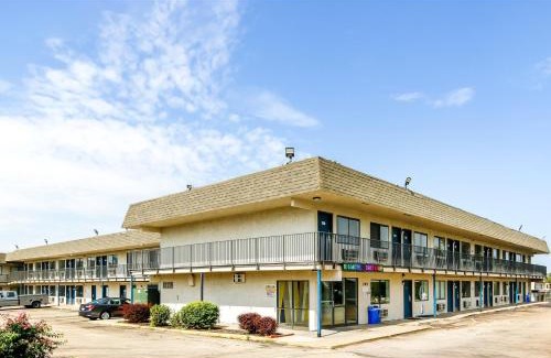 Topeka Hotel | Home 6 by Townhouse Topeka KS I 70