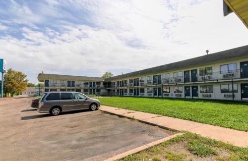 Topeka Hotel | Home 6 by Townhouse Topeka KS I 70