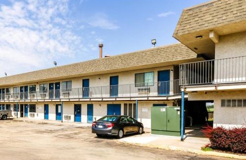 Topeka Hotel | Home 6 by Townhouse Topeka KS I 70