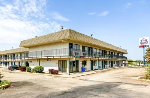 Topeka Hotel | Home 6 by Townhouse Topeka KS I 70