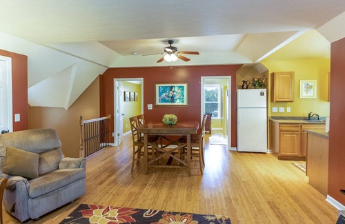 Harrison Wohnung | "Home Away From Home" nestled into five private acres on an all sports lake!