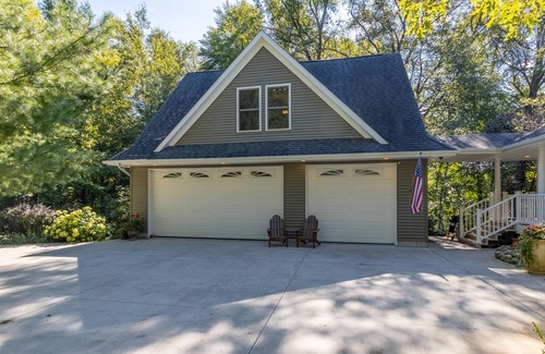 Harrison Wohnung | "Home Away From Home" nestled into five private acres on an all sports lake!