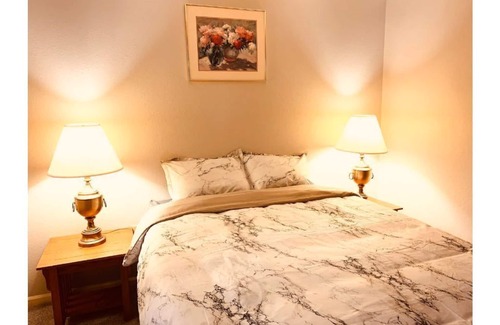 Fenton Eigentumswohnung | Home Away From Home Near Downtown Fenton