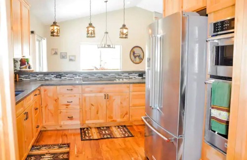 Mountain View Estates Haus | Home away from home with Hot tub and mountain view