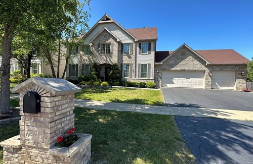 Carol Stream Haus | Home For The Holidays!