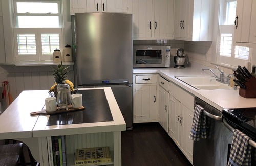 Darien Haus | SUMMER GETAWAY Vacation Home near Weed Beach & Pear Tree, Noroton Heights train