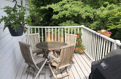 Darien Haus | SUMMER GETAWAY Vacation Home near Weed Beach & Pear Tree, Noroton Heights train