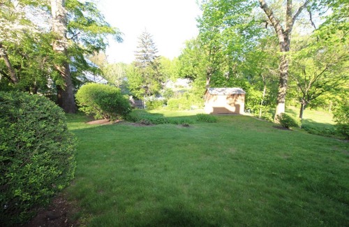 Darien Haus | SUMMER GETAWAY Vacation Home near Weed Beach & Pear Tree, Noroton Heights train