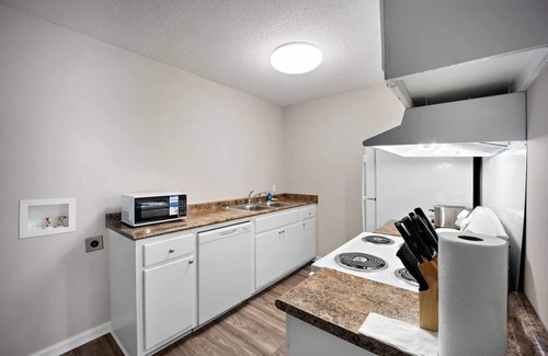 Canton Wohnung | Home in Canton, 10 Min to Amazon Center