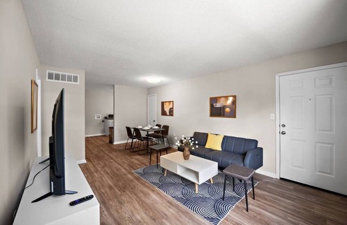 Canton Wohnung | Home in Canton, 10 Min to Amazon Center