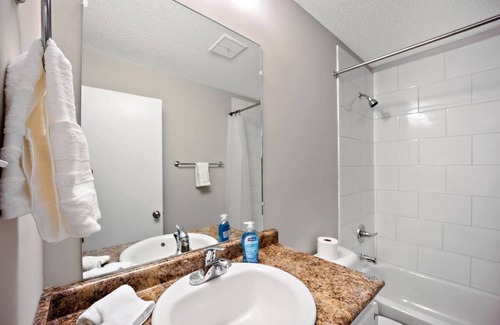 Canton Wohnung | Home in Canton, 10 Min to Amazon Center