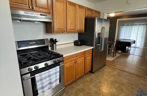 Davison Haus | Home in Davison 3BR 1BA + King BD + Pool Table