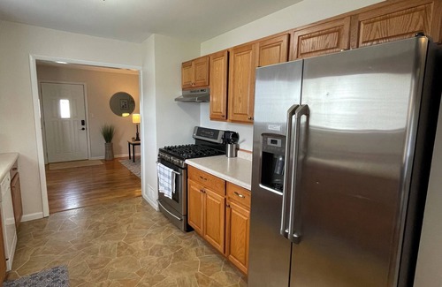 Davison Haus | Home in Davison 3BR 1BA + King BD + Pool Table