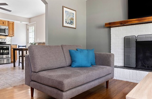 Waynesboro Haus | BBQ grill & fireplace, 25 min to Wintergreen!