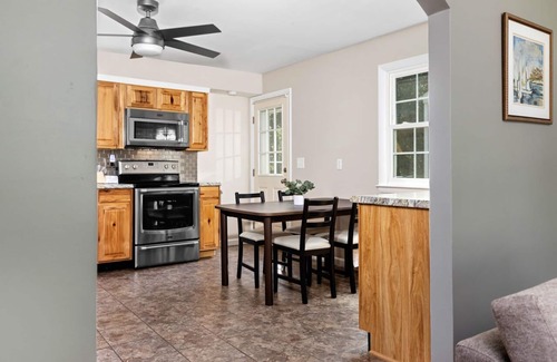 Waynesboro Haus | BBQ grill & fireplace, 25 min to Wintergreen!