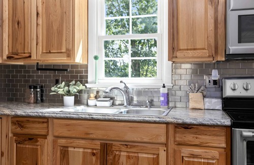 Waynesboro Haus | BBQ grill & fireplace, 25 min to Wintergreen!