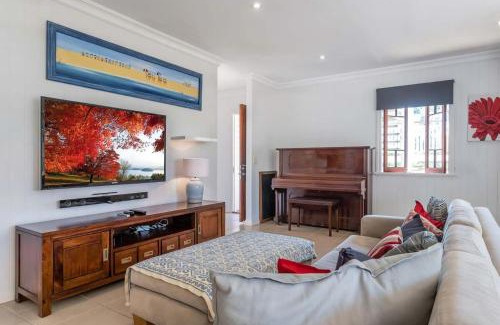 Bardon Haus | Homely Hideaway Bardon