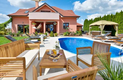 Sveti Ilija Villa | Homerez - Große Villa für 10 Pers. mit Schwimmbad, jacuzzi und Garten in Turčin