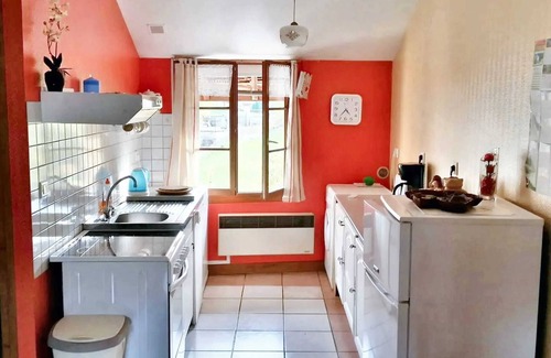 Mesnay Wohnung | Homerez - Comfortable Apartment in Mesnay - 70 m² - Private Balcony