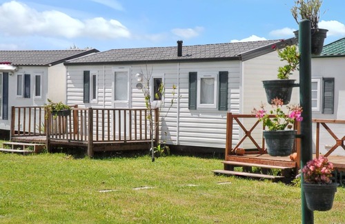 Burinhosa Haus | Homerez - Comfortable Bungalow Near Pataias with Shared Pool