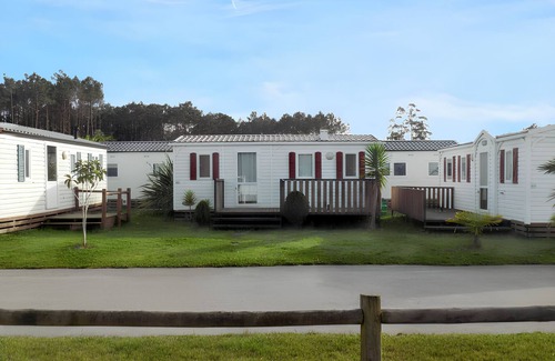Burinhosa Haus | Homerez - Comfortable Bungalow Near Pataias with Shared Pool