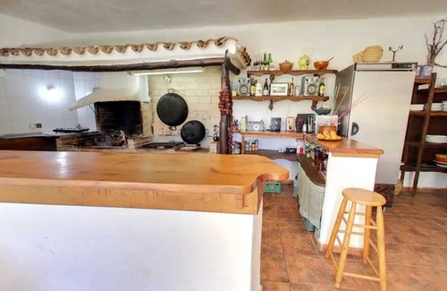 Majada Carrasca Wohnung | Homerez - Spacious Apartment in Yeste with Shared Pool