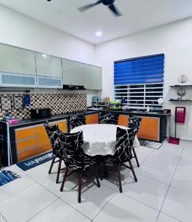 Gua Haus | Homestay Anak Mem Senah in Muar