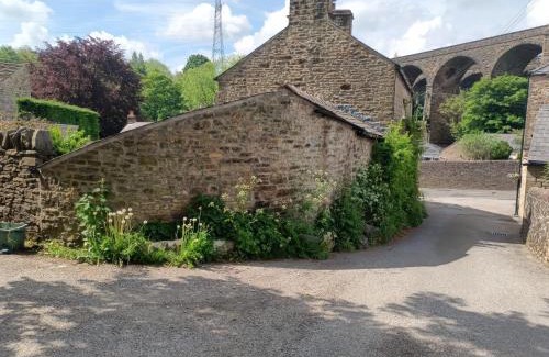 Chapel en le Frith Haus | Homestead