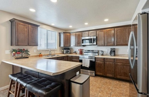 Clearfield Haus | Homestead Haven | Sleeps 14 | 2 Car Garage