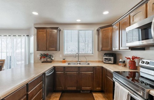 Clearfield Haus | Homestead Haven | Sleeps 14 | 2 Car Garage