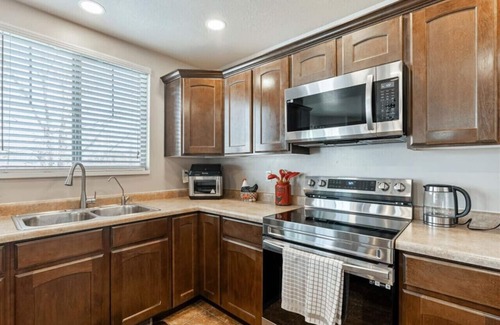 Clearfield Haus | Homestead Haven | Sleeps 14 | 2 Car Garage
