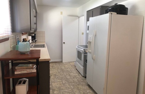 Medina Haus | Hometown Cozy ADA friendly, Kids, Pets, King Bed! Quiet, Safe Neighborhood