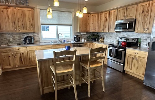 Orchard Homes Wohnung | Solar & A/C equipped modern, suburban pet friendly house close to airport & park