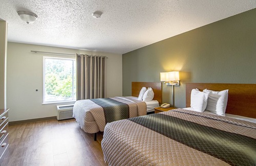 Waukegan Hotel | HomeTowne Studios by Red Roof Chicago - Waukegan