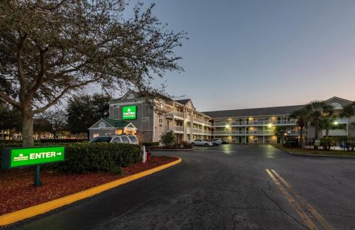 Orlando Hotel | HomeTowne Studios by Red Roof Orlando South