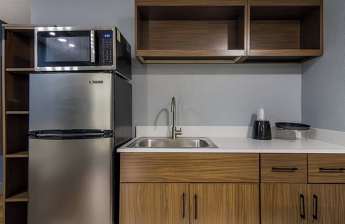 North Aurora Hotel | HomeTowne Studios by Red Roof & Conference Center Chicago – N Aurora/ Naperville