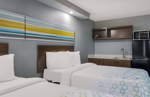 North Aurora Hotel | HomeTowne Studios by Red Roof & Conference Center Chicago – N Aurora/ Naperville