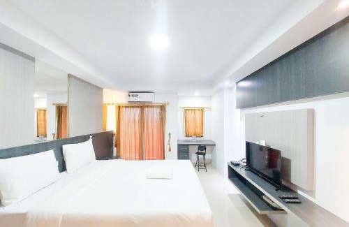Medan Wohnung | Homey and Warm Studio Apartment at Mansyur Residence By Travelio