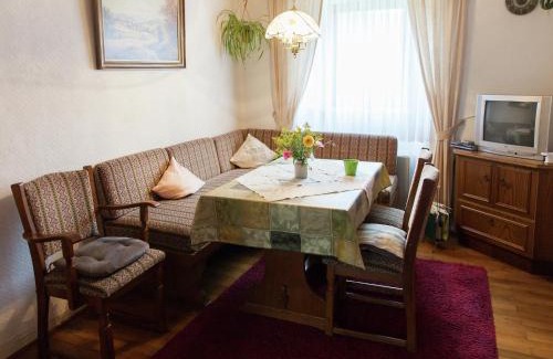 Hontheim Haus | Hontheim Farmhouse Retreat, cleaning included