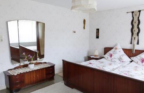 Hontheim Haus | Hontheim Farmhouse Retreat, cleaning included